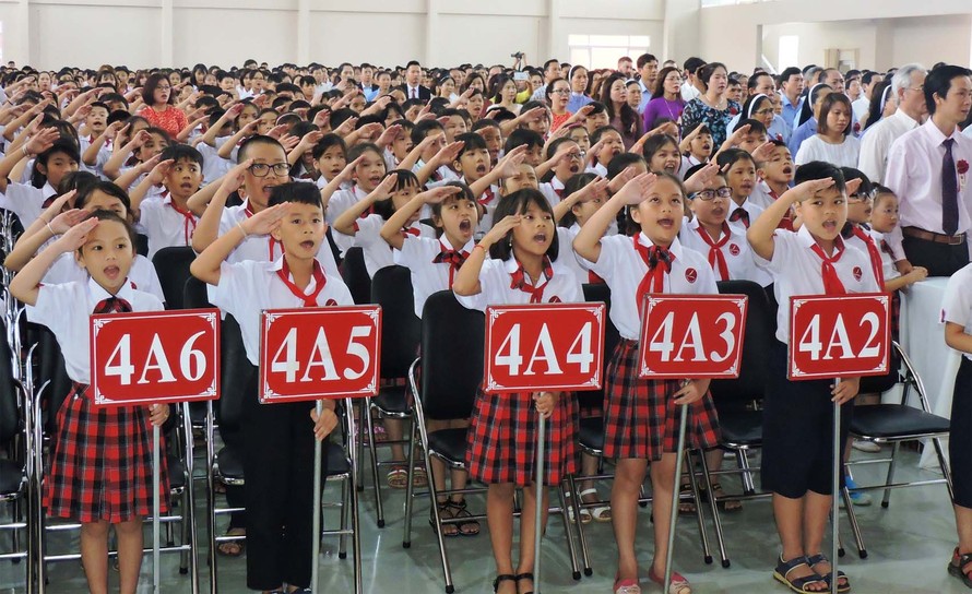 Học sinh khối tiểu học trường Hoàng Việt hát Quốc ca