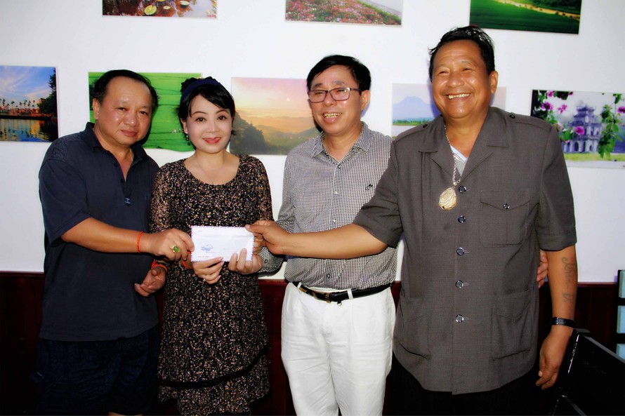 Lãnh sự Nguyễn Văn Hải nhận tượng trưng trước tại Pakse số tiền báo Tiền Phong giúp đỡ đồng bào bị nạn ở Lào