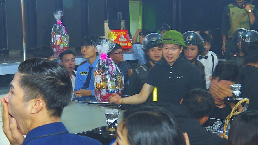 Đại tá Vũ Hồng Văn trực tiếp chỉ đạo lực lượng làm rõ các sai phạm tại quán bar