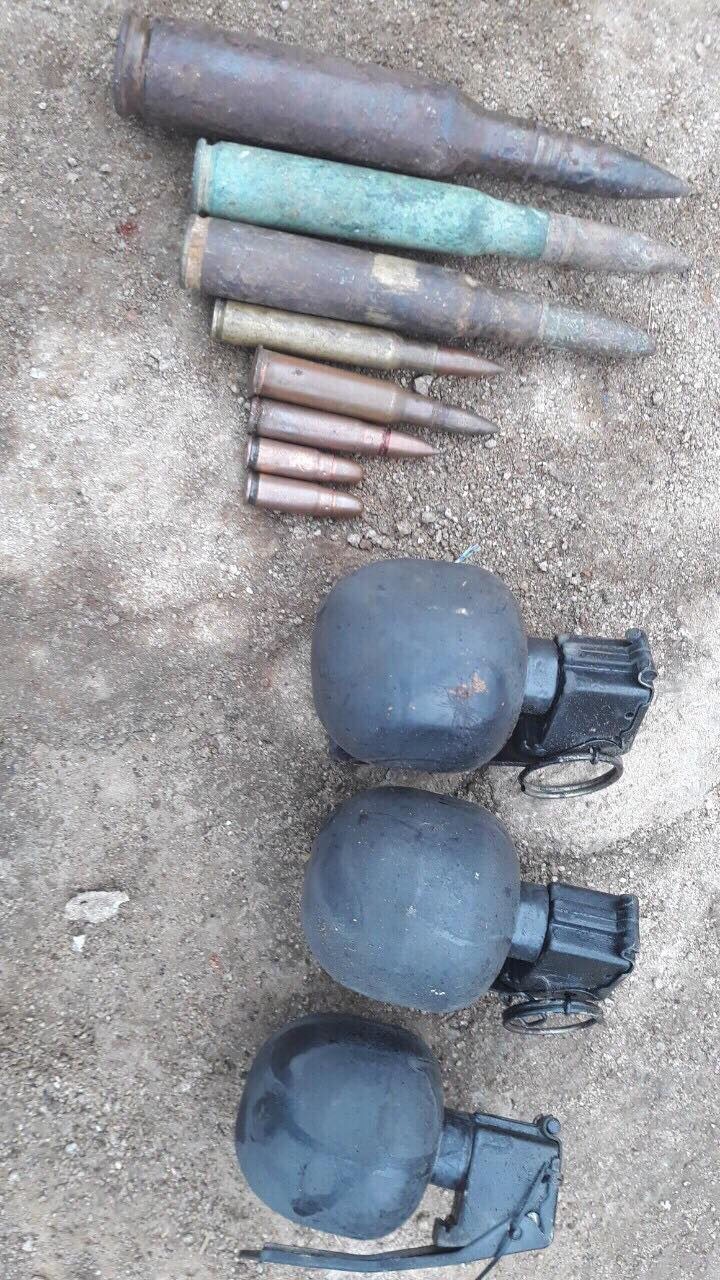 Lựu đạn và viên đạn được tịch thu (ảnh do Công an huyện Kon Plông cung cấp) 