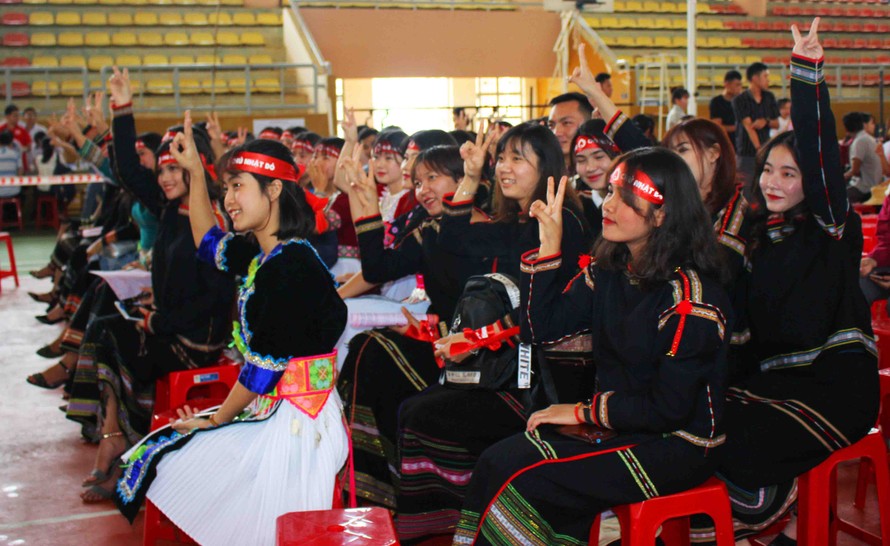 Sinh viên các dân tộc trường ĐHTN hiến máu trong trang phục truyền thống