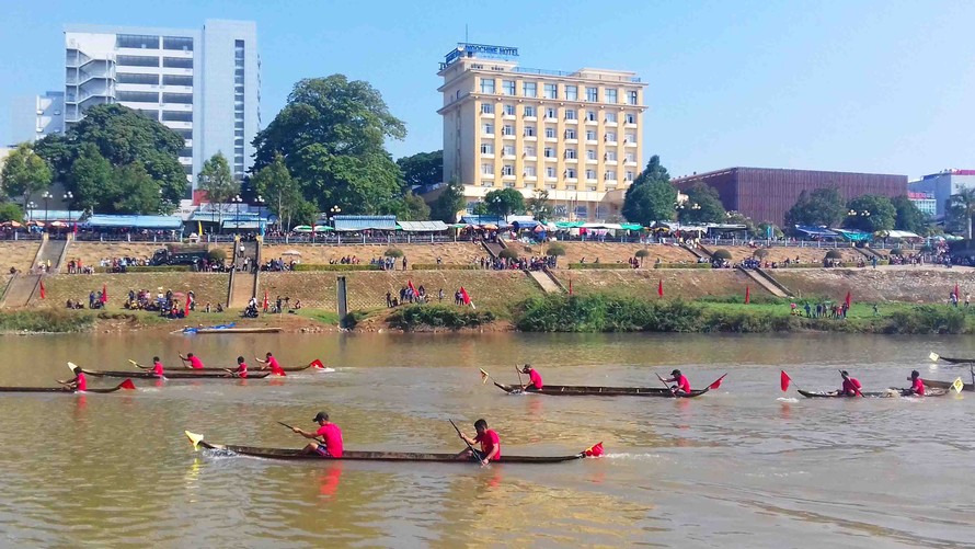 Cuộc thi tưng bừng trên đoạn sông chảy giữa nội thành phố núi Kon Tum