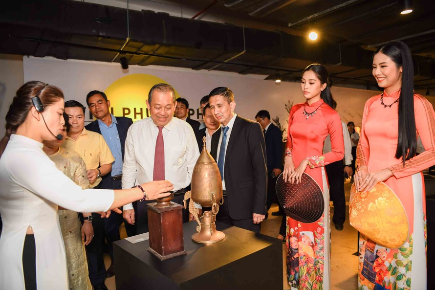 Phó Thủ tướng cùng các vị lãnh đạo cùng xem hiện vật tại Bảo tàng Thế giới Cà phê