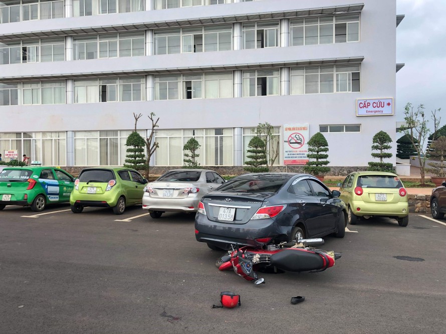 Tai nạn hy hữu vừa xảy ra ngay trong sân Bệnh viện Đa khoa Vùng Tây Nguyên
