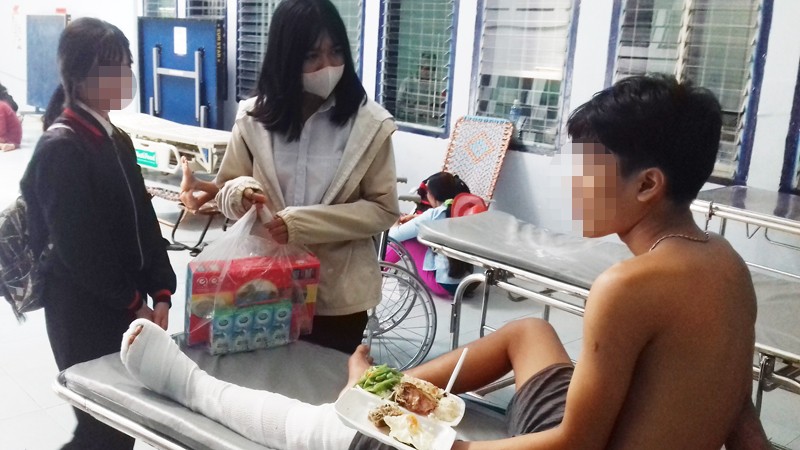 Em Nguyễn Quang Tr. đang điều trị vết thương tại bệnh viện