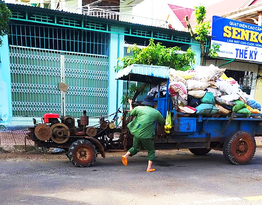 Hối hả xúc và chở rác khỏi thị trấn