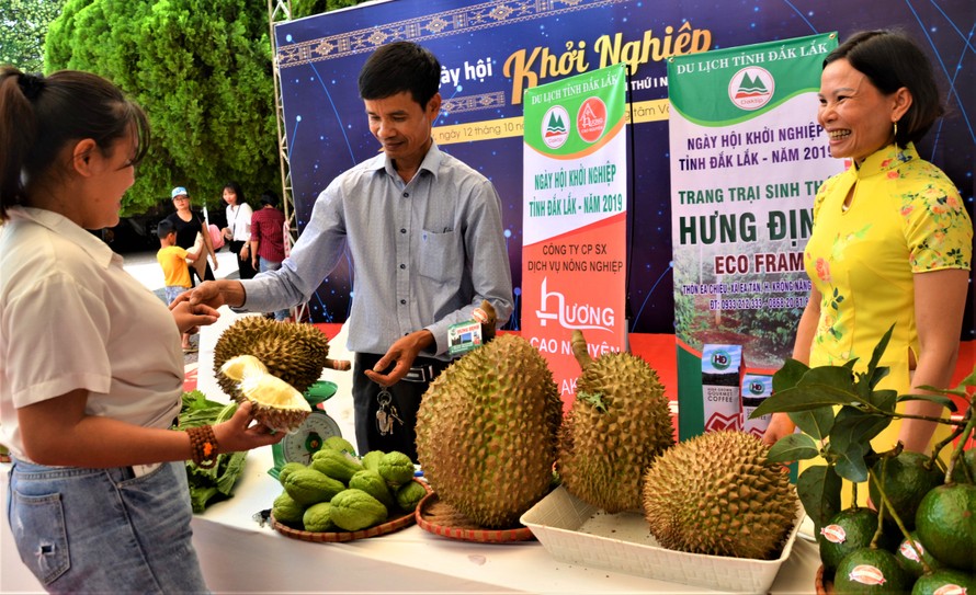 Đôi vợ chồng Hưng-Định giới thiệu sản phẩm của nông dân xã vùng sâu huyện Krông Năng