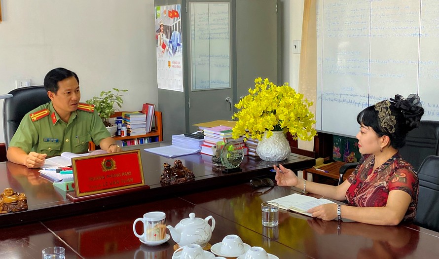 Trung tá Lê Văn Tuấn-Trưởng phòng An ninh điều tra Công an tỉnh Đắk lắk làm việc với PV Tiền Phong.