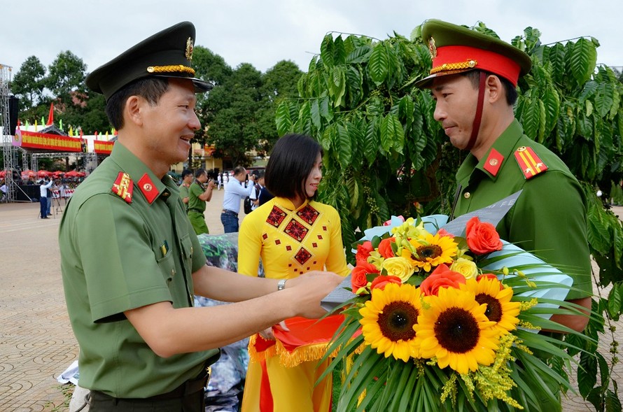 Đại tá Vũ Hồng Văn (trái) có nhiều nỗ lực trong thời gian công tác tại Đắk Lắk