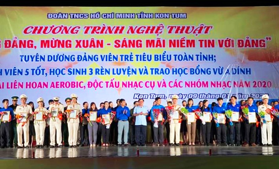 Tỉnh đoàn Kon Tum tuyên dương khen thưởng 90 đảng viên trẻ