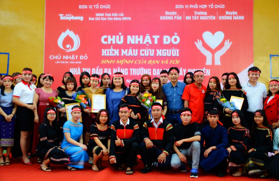 Đông đảo sinh viên các dân tộc tham gia Chủ nhật Đỏ 2020 tại Đại học Tây Nguyên