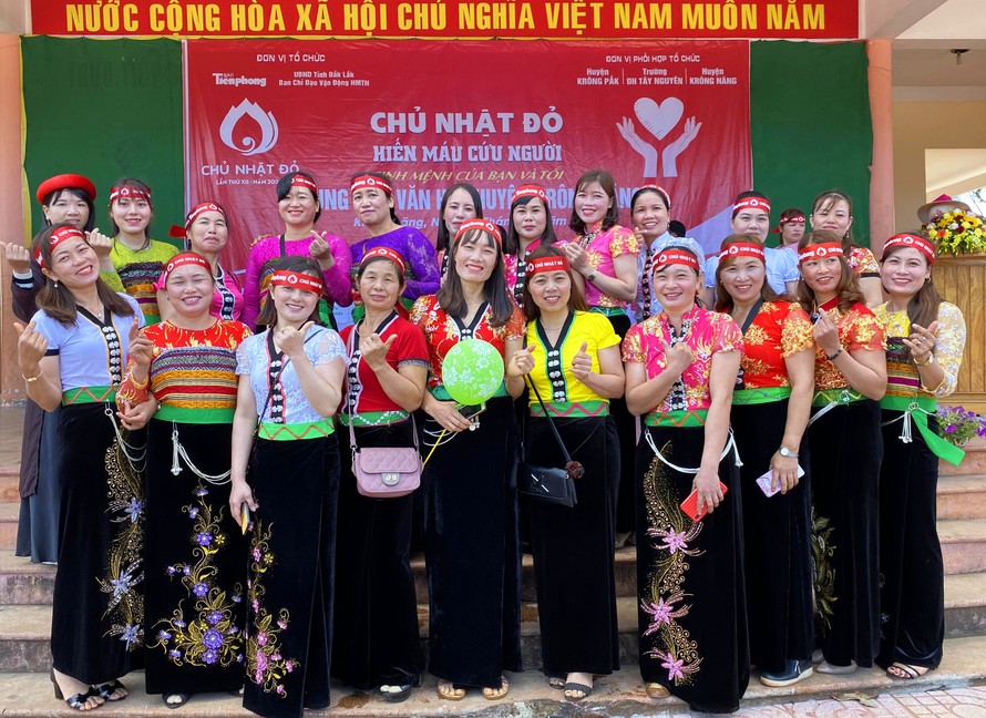 Phụ nữ Thái duyên dáng trong Chủ nhật Đỏ huyện Krông Năng