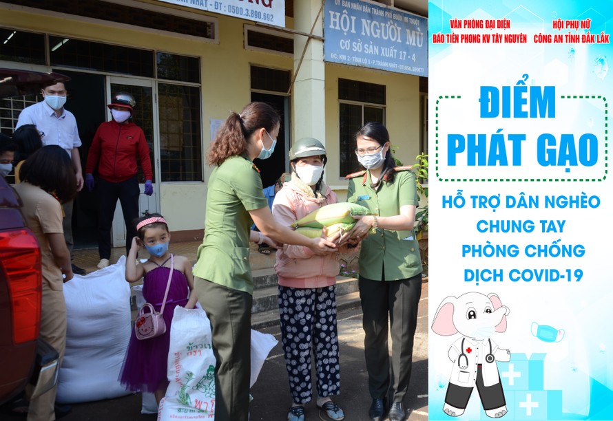 Trao gạo cho người khiếm thị tại Hội Người mù TP Buôn Ma Thuột