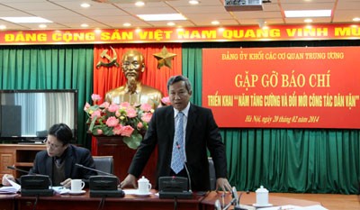 Ông Trần Hồng Hà (người đứng), cung cấp thông tin cho báo chí về "Năm Dân vận - 2014".