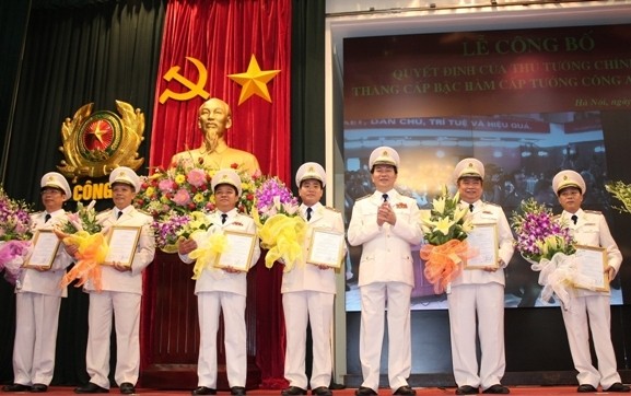 Bộ trưởng Trần Đại Quang trao quyết định thăng hàm cấp Tướng cho các sĩ quan cấp cao của ngành. Ảnh: PetroTimes