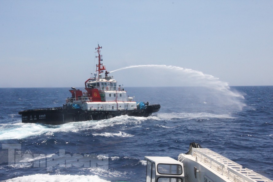 Tàu Trung Quốc đe dọa các tàu chấp pháp Việt Nam trên vùng biển chủ quyền của Việt Nam. Ảnh: Công Khanh