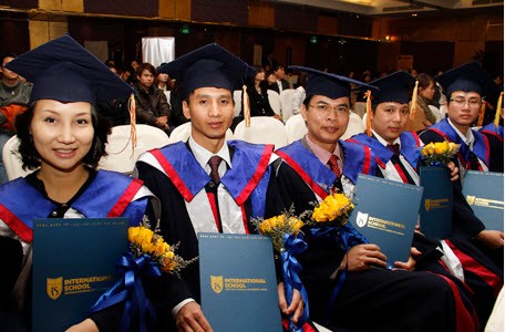 Học viên nhận bằng Thạc sĩ Quản trị Kinh doanh tại Khoa Quốc tế ĐHQG Hà Nội 
