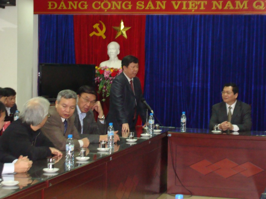 Phó Chủ tịch UBND tỉnh Lào Cai nhiệm kỳ 2011 - 2016 Lê Ngọc Hưng (đứng)