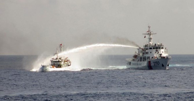 Tàu Trung Quốc chủ động gây hấn trên Biển Đông. 