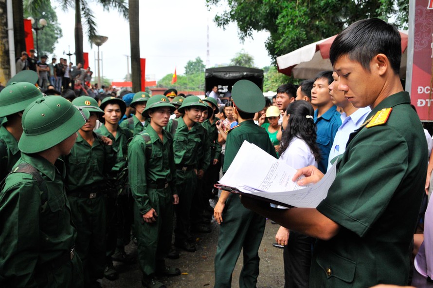 Thanh niên trên địa bàn TP Hà Nội lên đường thực hiện nghĩa vụ quân sự. Ảnh: Công Khanh