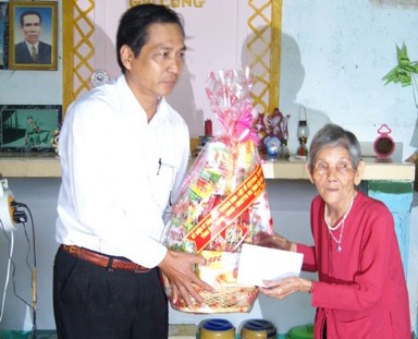 Phó Chủ tịch UBND tỉnh Cà Mau Trần Hồng Quân tặng quà mẹ VNAH Lâm Thị Ba. Ảnh: camau.gov.vn