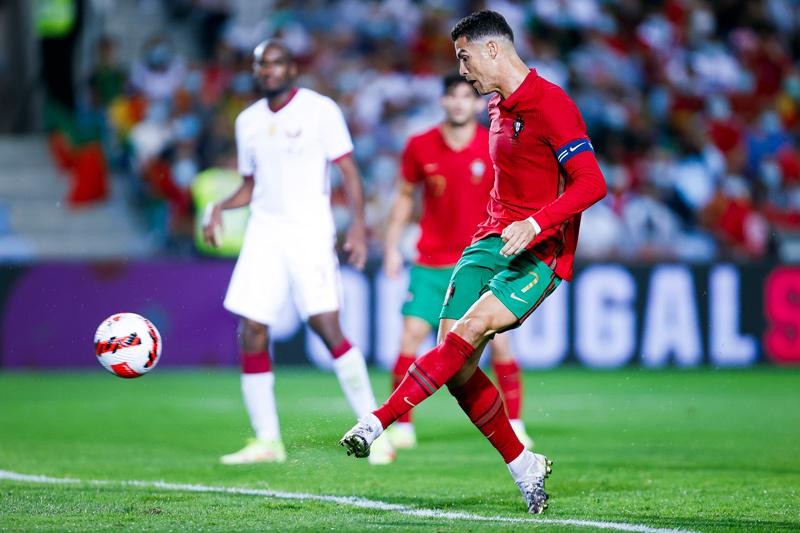 Ronaldo tỏa sáng, HLV tuyển Bồ Đào Nha có dịp 'dạy' MU cách dùng trò cưng