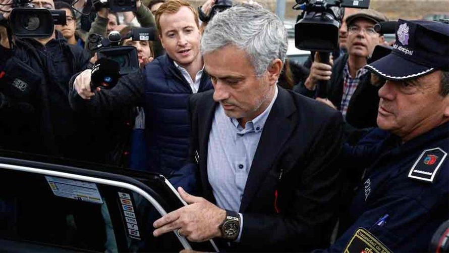 Mourinho bị cảnh sát 'hỏi thăm'