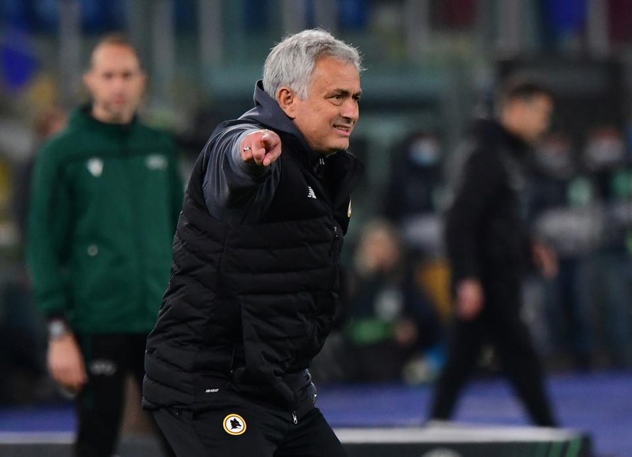 Roma thua trận, Mourinho nói mỉa trọng tài