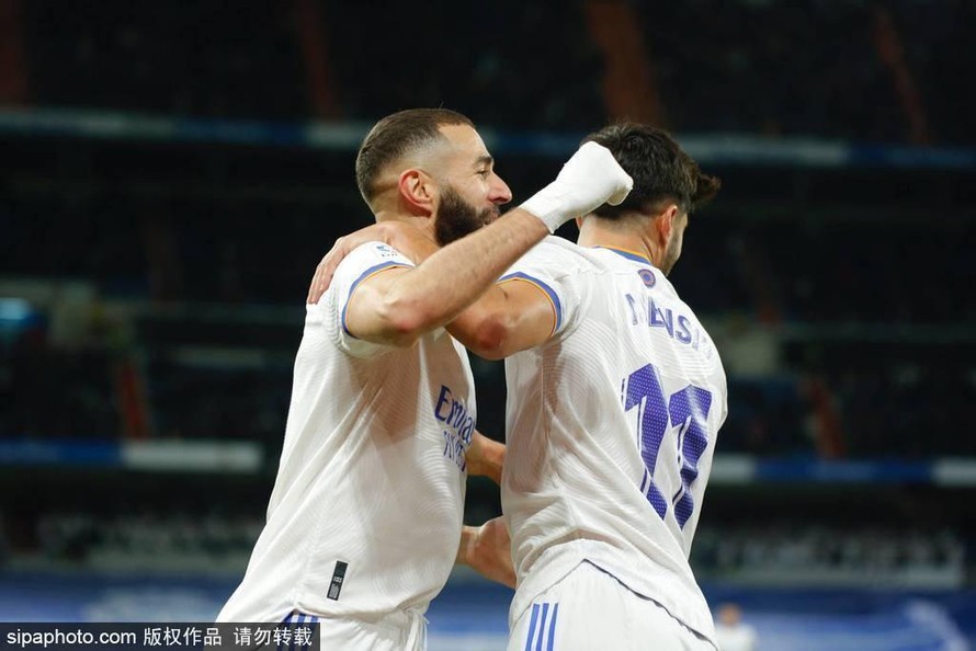 Benzema lập công, Real Madrid lên ngôi đầu
