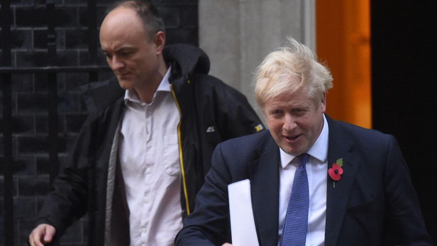 Ông Cummings (trái) từng là cố vấn thân cận của thủ tướng Anh Boris Johnson. Ảnh: Sky News.