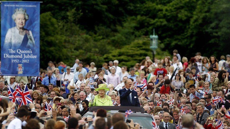 Nữ hoàng Elizabeth Đệ nhị cùng chồng là cố Hoàng thân Phillip trong Đại lễ Kim cương vào năm 2012. Ảnh: PA Media.