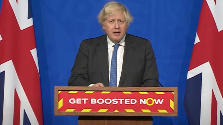Thủ tướng Anh trong buổi họp báo về COVID-19 gần nhất cùng khẩu hiệu "Tiêm nhắc lại ngay bây giờ". Ảnh: BBC