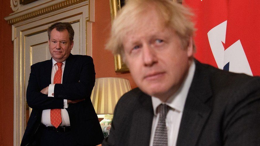 Ông David Frost (trái) từ chức vì thất vọng với các chính sách hậu Brexit và đối phó COVID-19 của Thủ tướng Anh Boris Johnson. Ảnh: Getty.