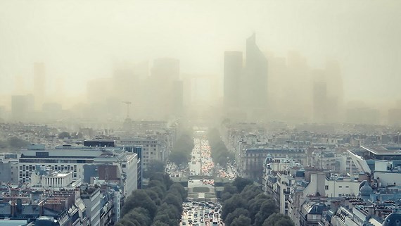 Ô nhiễm không khí khiến bầu trời ở Anh mù mịt. Ảnh: Independent