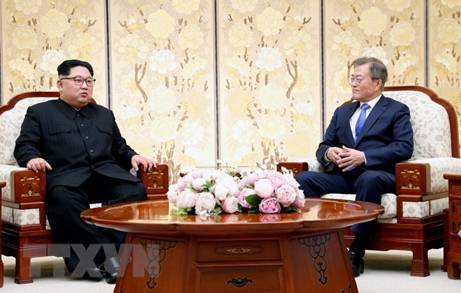 Nhà lãnh đạo Triều Tiên Kim Jong-un (trái) và Tổng thống Hàn Quốc Moon Jae-in tại cuộc gặp ở làng đình chiến Panmunjeom ngày 27/4. (Nguồn: Yonhap/TTXVN)