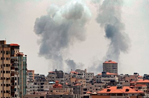 Khói bốc cao sau một cuộc không kích của Israel trên vùng đất Palestine