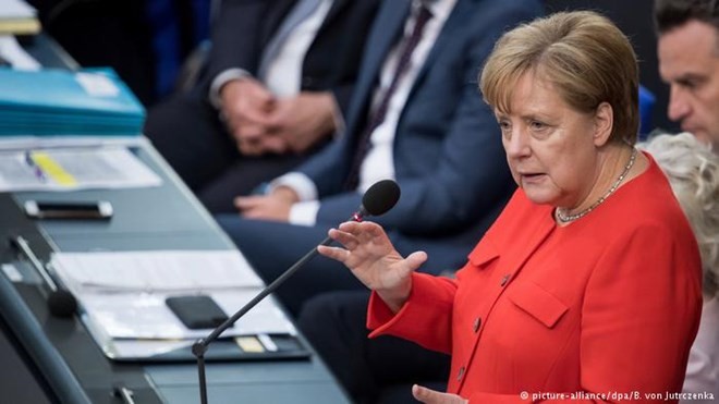 Thủ tướng Đức Angela Merkel trả lời chất vấn của các nhà lập pháp Đức. (Nguồn: dpa)