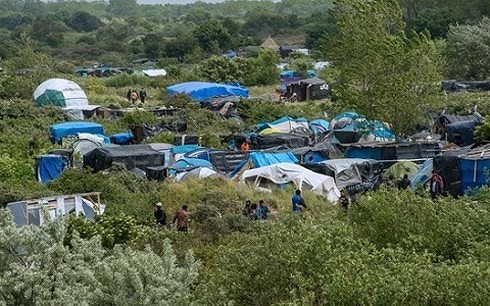 Một trại tỵ nạn tạm bợ của người nhập cư gần Calais (Pháp) (Ảnh AP)
