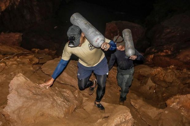 Nhân viên cứu hộ Thái Lan mang thùng chứa oxy bên trong hang Tham Luang để tiến hành các hoạt động tìm kiếm 