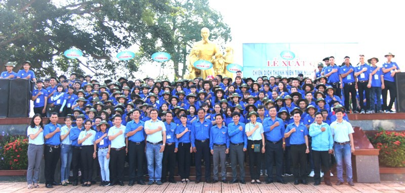 Thanh niên các dân tộc tỉnh Đắk Lắk chụp ảnh lưu niệm tại Tượng đài Bác Hồ với thiếu nhi các dân tộc Đắk Lắk
