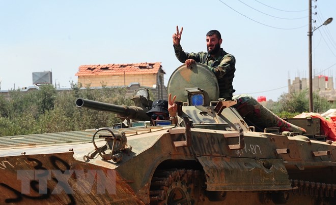 Binh sỹ Chính phủ Syria tiến vào giải phóng thị trấn Kahil, tỉnh Daraa. (Nguồn: THX/TTXVN)