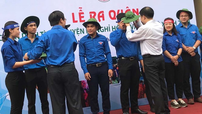 Các thanh niên tình nguyện được trao tặng mũ tai bèo tại lễ ra quân