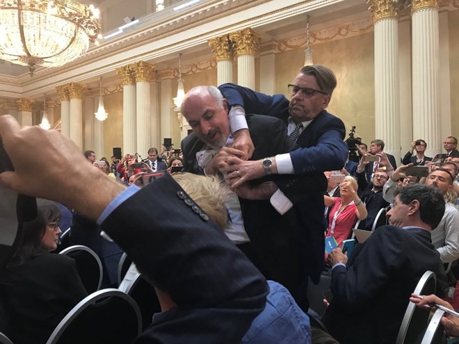 THẾ GIỚI 24H: Một phóng viên bị đưa ra khỏi họp báo thượng đỉnh Nga-Mỹ