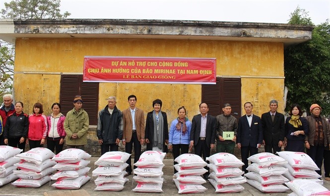 Trao tặng con giống, thức ăn chăn nuôi tại xã Xuân Tân, huyện Xuân Trường