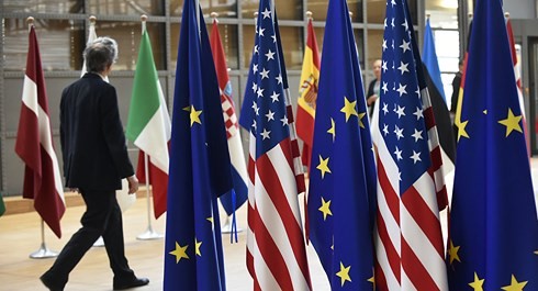 Cờ EU và cờ Mỹ treo tại trụ sở EU ở Brussels. Ảnh: AFP.