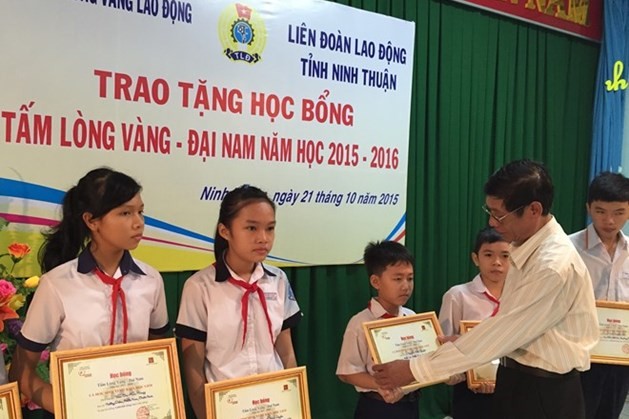 chủ tịch LĐLĐ tỉnh Ninh Thuận trao học bổng "Tấm lòng vàng- Đại Nam" cho con em CNLĐ nghèo 2015
