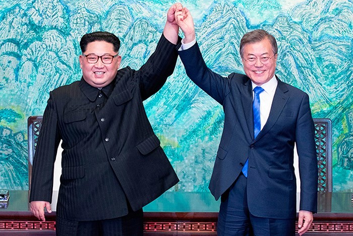 Nhà lãnh đạo Triều Tiên Kim Jong-un và Tổng thống Hàn Quốc Moon Jae-in tại cuộc gặp lịch sử ngày 27-4