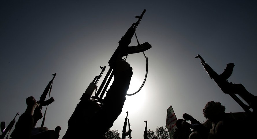 Phiến quân Houthi giương vũ khí ở Sanaa, Yemen. Ảnh: AP