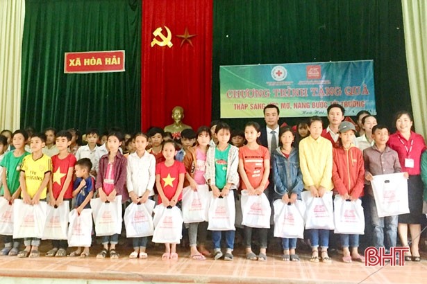 120 suất quà được trao tận tay các em học sinh xã Hòa Hải, huyện Hương Khê.