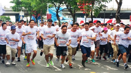 Các lãnh đạo của Hội Doanh nhân trẻ Đà Nẵng, ngân hàng SeABank và các doanh nghiệp tại Đà Nẵng cũng tham gia giải chạy